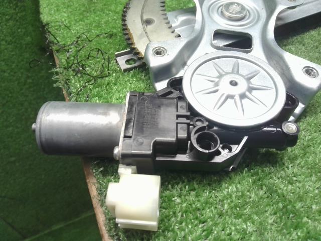 【中古】キャロル DBA-HB36S 右フロントドアレギュレーターモーター 1A06-58-580 自社品番240760 43X