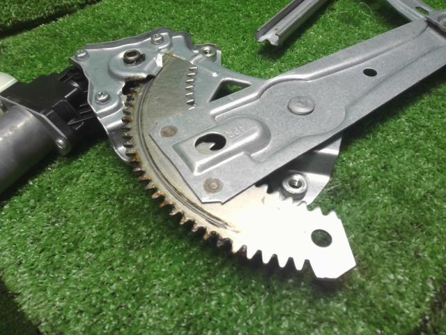 【中古】キャロル DBA-HB36S 右フロントドアレギュレーターモーター 1A06-58-580 自社品番240760 43X