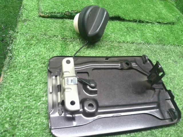 【中古】キャロル DBA-HB36S フューエルリッド 給油口パネル 1A11-42-410A 自社品番240760 43X