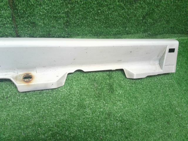 【中古】ムーヴ DBA-LA110S 右サイドステップ スポイラー 75853-B2140-A0 自社品番240761 W24