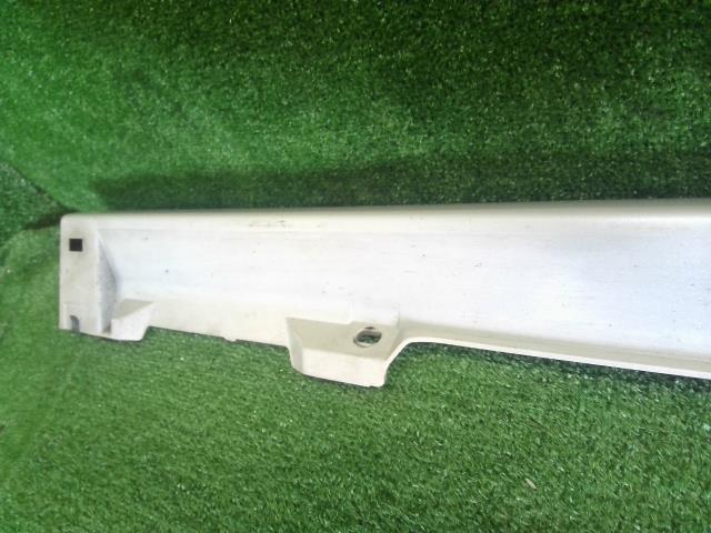 【中古】ムーヴ DBA-LA110S 右サイドステップ スポイラー 75853-B2140-A0 自社品番240761 W24