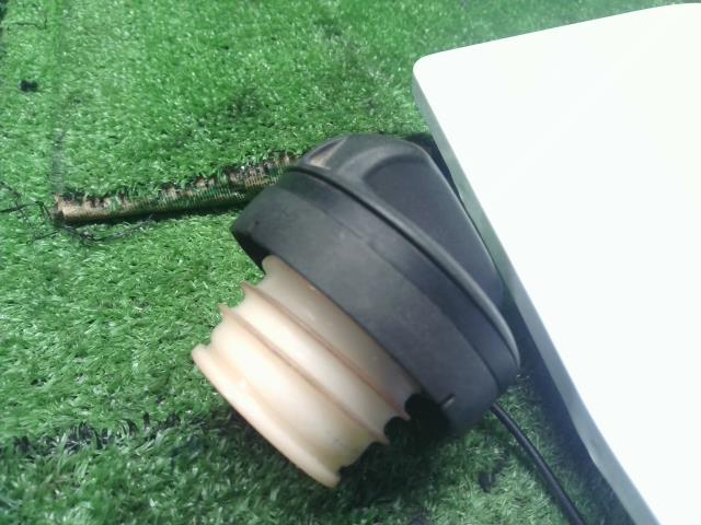 【中古】エブリィ EBD-DA17V フューエルリッド 給油口パネル 75465-68H10-PBL 自社品番240767 26U