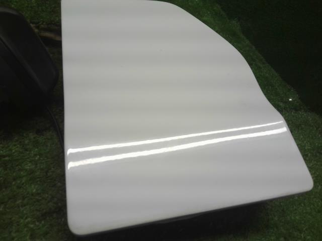 【中古】エブリィ EBD-DA17V フューエルリッド 給油口パネル 75465-68H10-PBL 自社品番240767 26U