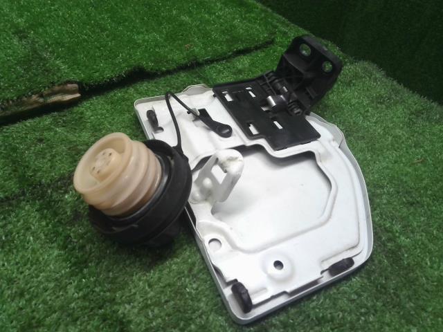 【中古】エブリィ EBD-DA17V フューエルリッド 給油口パネル 75465-68H10-PBL 自社品番240767 26U