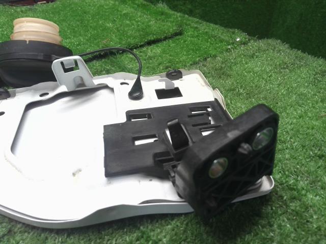 【中古】エブリィ EBD-DA17V フューエルリッド 給油口パネル 75465-68H10-PBL 自社品番240767 26U