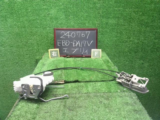 【中古】エブリィ EBD-DA17V 右フロントドアロック 82201-64P00 自社品番240767 26U