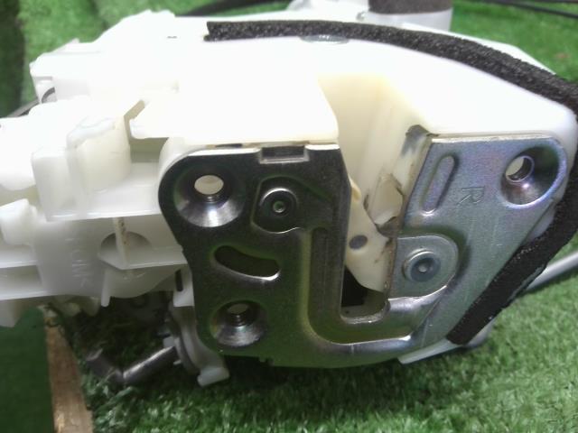 【中古】エブリィ EBD-DA17V 右フロントドアロック 82201-64P00 自社品番240767 26U