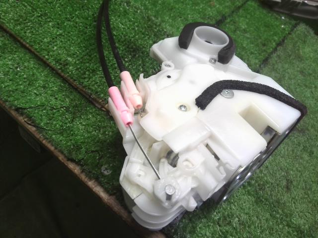 【中古】エブリィ EBD-DA17V 右フロントドアロック 82201-64P00 自社品番240767 26U