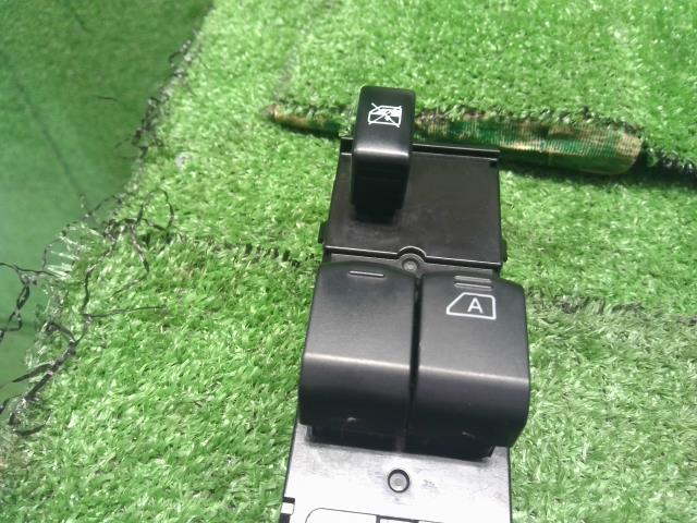 【中古】ｅＫワゴン DBA-B11W パワーウインドウ PWスイッチ 8608A252 自社品番240768 X42