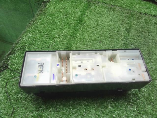 【中古】ｅＫワゴン DBA-B11W パワーウインドウ PWスイッチ 8608A252 自社品番240768 X42