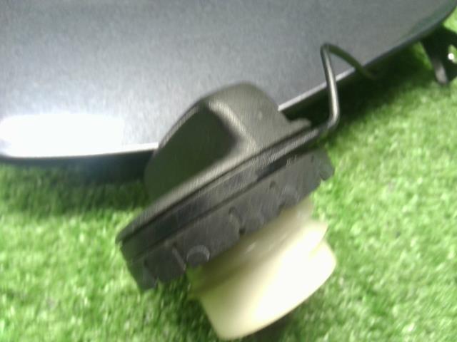 【中古】フォレスター DBA-SJG フューエルリッド 給油口パネル 57601SG0009P 自社品番240781 61K