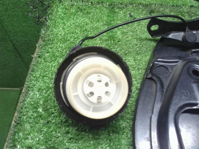 【中古】フォレスター DBA-SJG フューエルリッド 給油口パネル 57601SG0009P 自社品番240781 61K