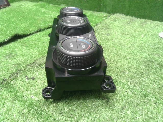 【中古】フォレスター DBA-SJG エアコン AC スイッチパネル 72311SG030 自社品番240781 61K