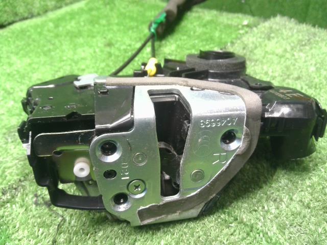 【中古】フォレスター DBA-SJG 右フロントドアロック 61032SG020 自社品番240781 61K