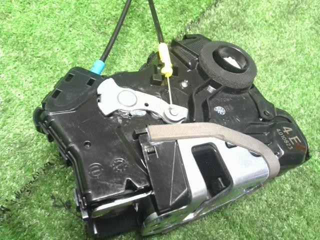 【中古】フォレスター DBA-SJG 右フロントドアロック 61032SG020 自社品番240781 61K