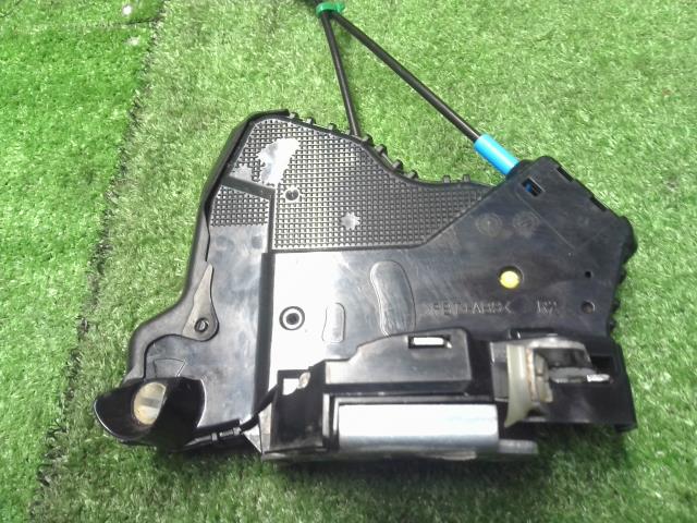 【中古】フォレスター DBA-SJG 右フロントドアロック 61032SG020 自社品番240781 61K