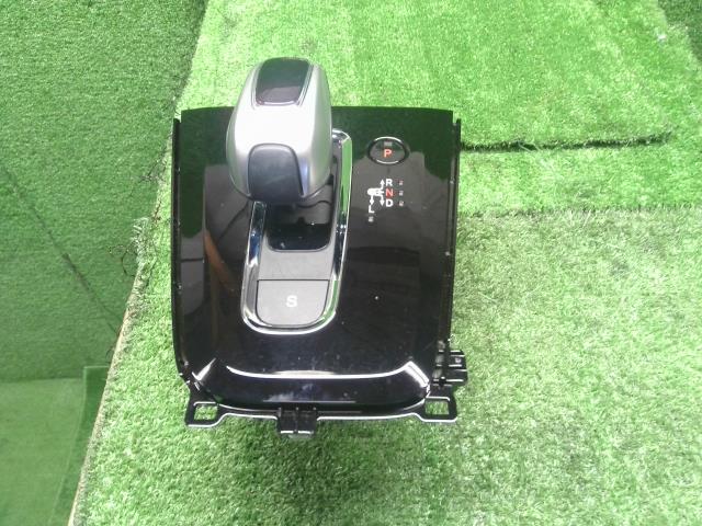 【中古】シャトル 6AA-GP7 シフトレバー 54130-T5C-J02ZF 自社品番240783 NH830M