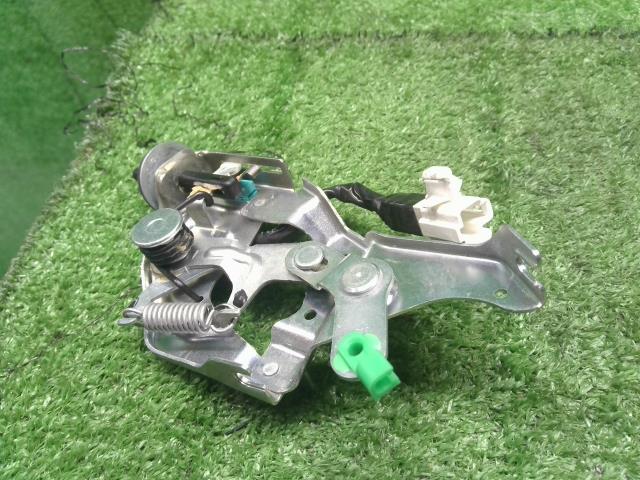 【中古】ウェイク DBA-LA700S フューエルリッドオープナー 77037-B2030 自社品番240787 W24