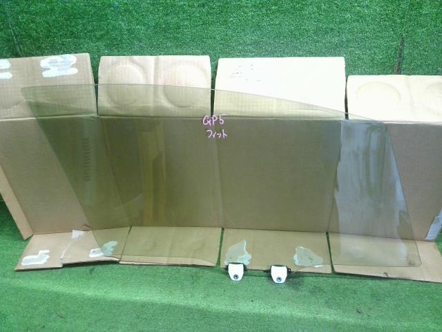【中古】フィット DAA-GP5 左フロントドアガラス 73350-T5A-N20 自社品番240789 B593M
