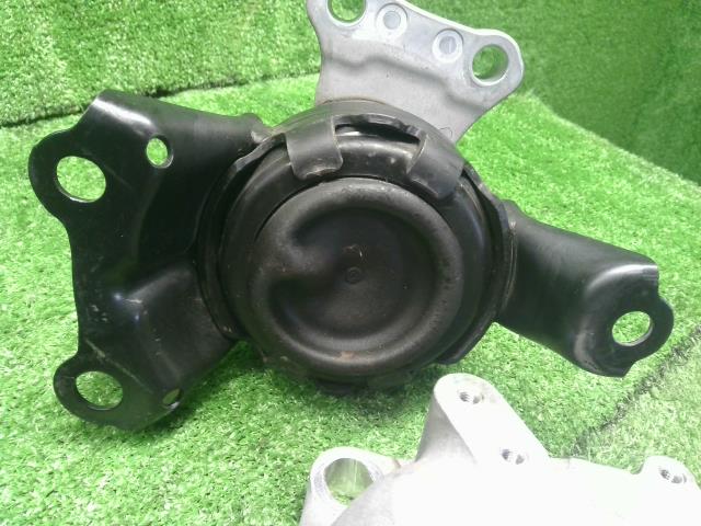【中古】フィット DAA-GP5 エンジンマウント  自社品番240789 B593M