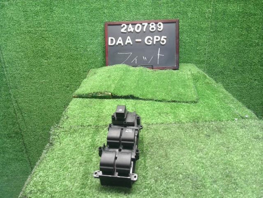 【中古】フィット DAA-GP5 パワーウインドウ PWスイッチ 35750-T5A-J01 自社品番240789 B593M