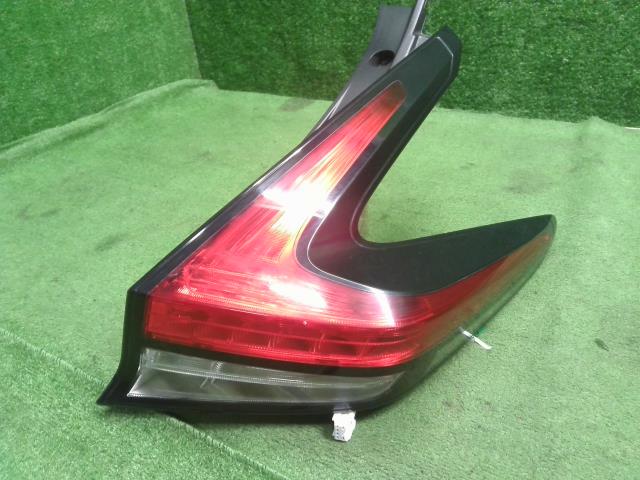 【中古】リーフ ZAA-ZE1 右テールランプ ライト 26550-5SK0B 自社品番250002 XBK