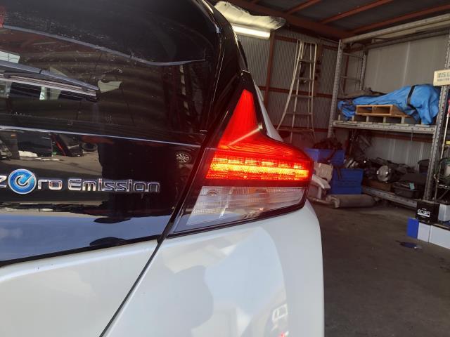 【中古】リーフ ZAA-ZE1 右テールランプ ライト 26550-5SK0B 自社品番250002 XBK