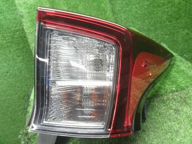 プリウス DAA-ZVW55 右テールランプ 右テールライト 運転席側 上下セット イチコ4720　81551-47470 自社品番250013