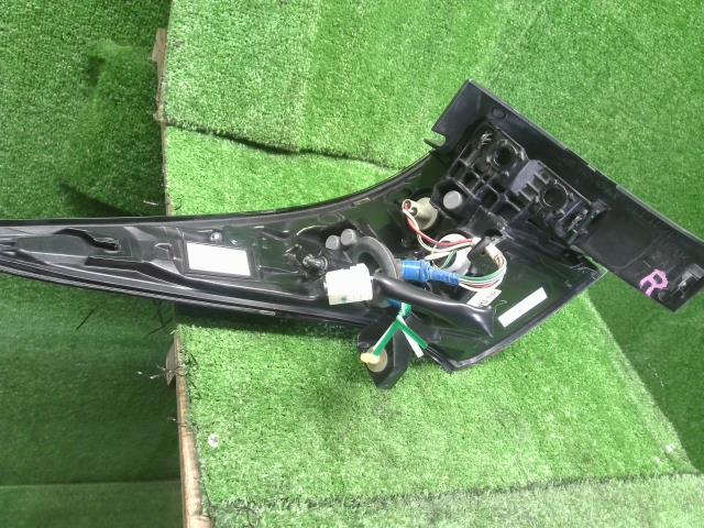 プリウス DAA-ZVW55 右テールランプ 右テールライト 運転席側 上下セット イチコ4720　81551-47470 自社品番250013
