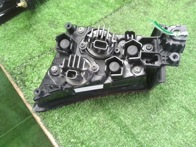 プリウス DAA-ZVW55 右テールランプ 右テールライト 運転席側 上下セット イチコ4720　81551-47470 自社品番250013