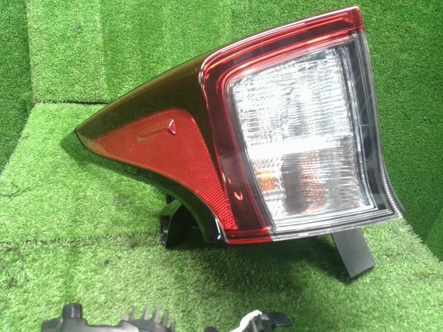 プリウス DAA-ZVW55 左テールランプ 左テールライト　助手席側 上下セット　イチコ4720 81561-47470 自社品番250013