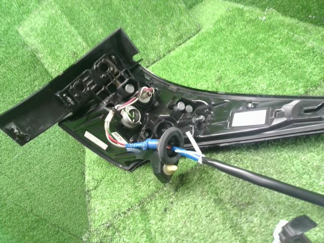 プリウス DAA-ZVW55 左テールランプ 左テールライト　助手席側 上下セット　イチコ4720 81561-47470 自社品番250013