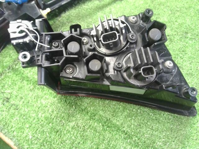 プリウス DAA-ZVW55 左テールランプ 左テールライト　助手席側 上下セット　イチコ4720 81561-47470 自社品番250013