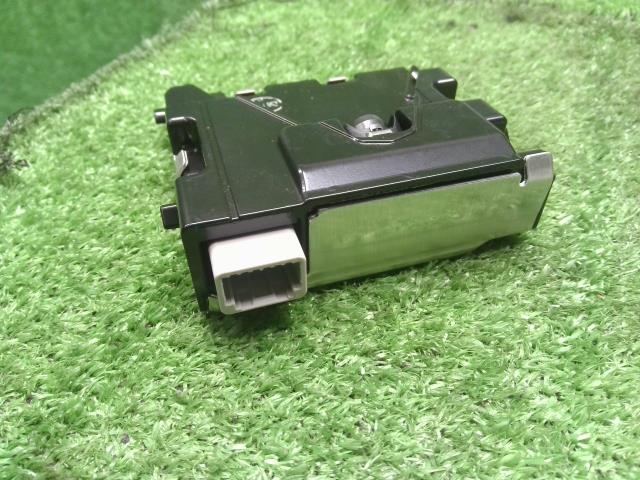 プリウス DAA-ZVW55 フロント用　カメラ リアカメラ　デンソー036500-8781　8646C-47033 自社品番250013