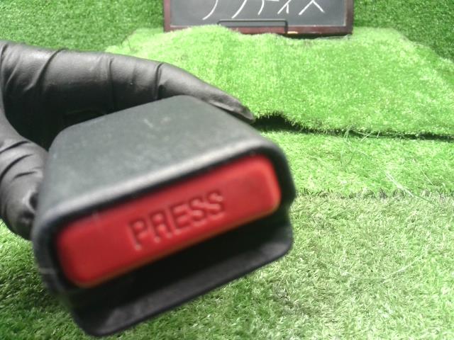 ラクティス DBA-NCP120 ドライバーシートベルトキャッチ　運転席側　右フロントシートベルトバックル 73230-52550-C0 自社品番250022