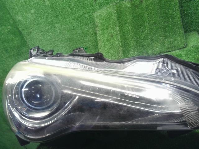 【中古】８６ DBA-ZN6 右ヘッドランプ ライト SU003-02548 自社品番250037 D6S