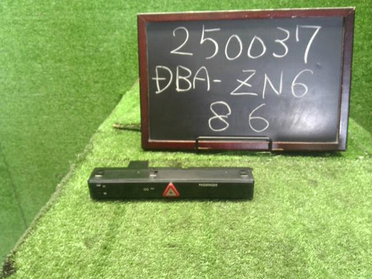 【中古】８６ DBA-ZN6 時計 ハザードスイッチ  自社品番250037 D6S