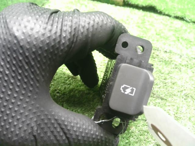 【中古】キックス 6AA-P15 USBポート コンソールリア側  自社品番250038 XDN