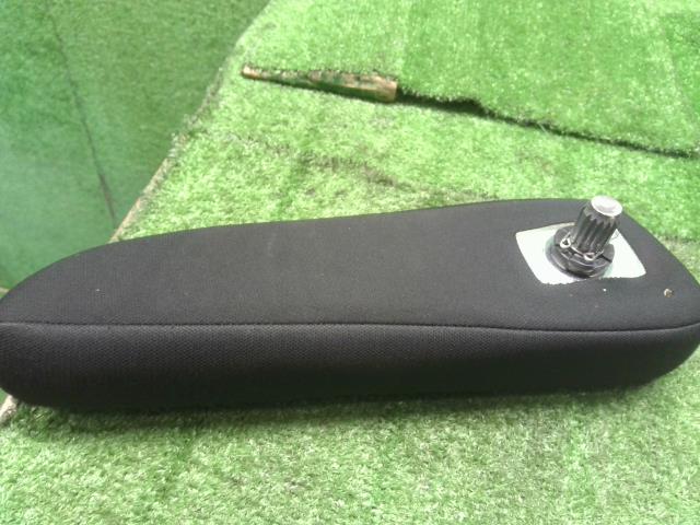 コルトプラス DBA-Z24W アームレスト 運転席側 ひじ掛け 自社品番250040