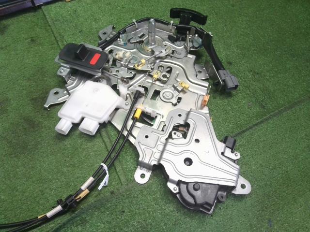 【中古】フリード DAA-GP3 左リアドアロック 72655-SYY-003 自社品番250073 B578M