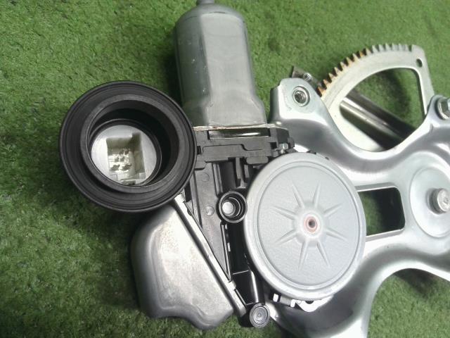 【中古】プリウス DAA-ZVW30 右フロントドアレギュレーターモーター 69801-52070 自社品番250076 070