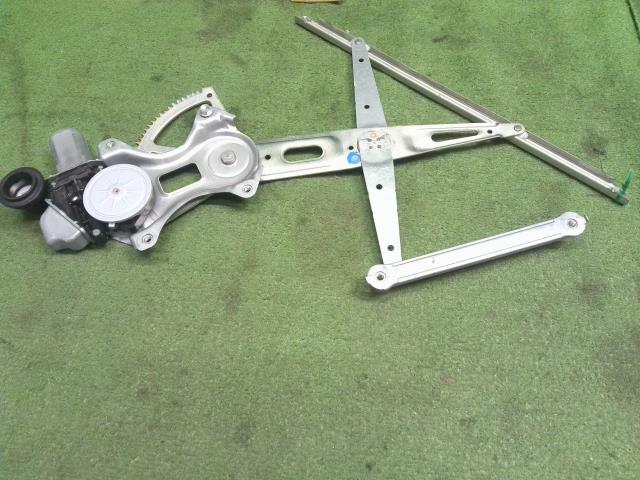 【中古】プリウス DAA-ZVW30 右フロントドアレギュレーターモーター 69801-52070 自社品番250076 070