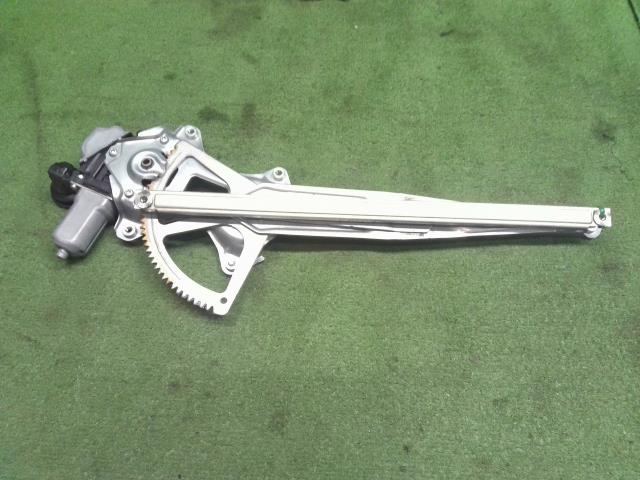 【中古】プリウス DAA-ZVW30 右フロントドアレギュレーターモーター 69801-52070 自社品番250076 070