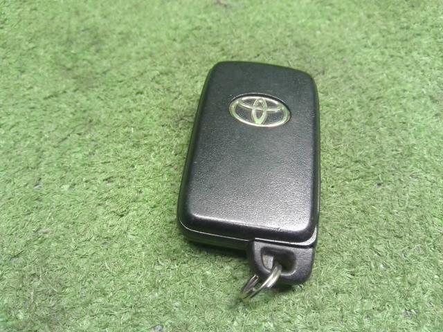 【中古】プリウス DAA-ZVW30 キーレスリモコン スマートキー 89904-47160 自社品番250076 070
