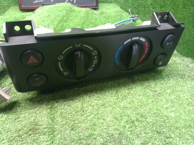 【中古】エブリィ EBD-DA64V エアコン AC スイッチパネル 74400-68H50-P4Z 自社品番250080 26U