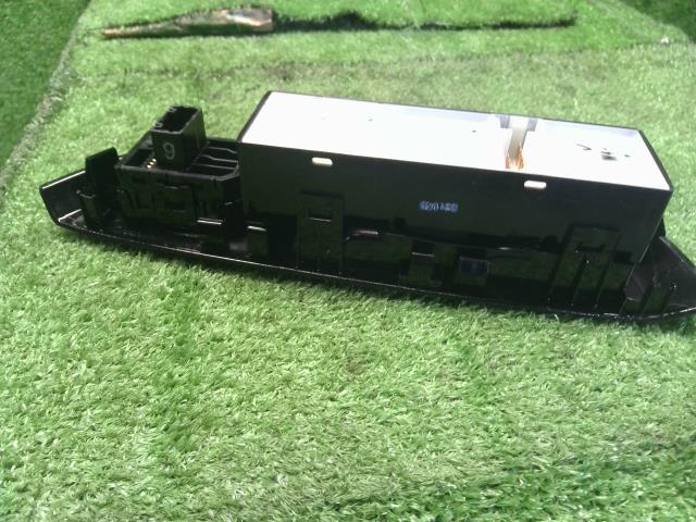 【中古】ルークス 4AA-B48A パワーウインドウ PWスイッチ  自社品番250086 P26