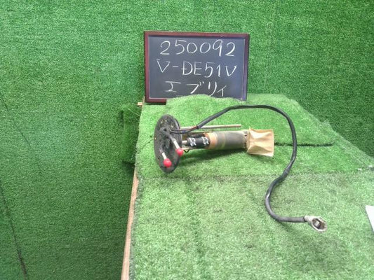 【中古】エブリィ V-DE51V フューエルポンプ 15100-57F00 自社品番250092 26U