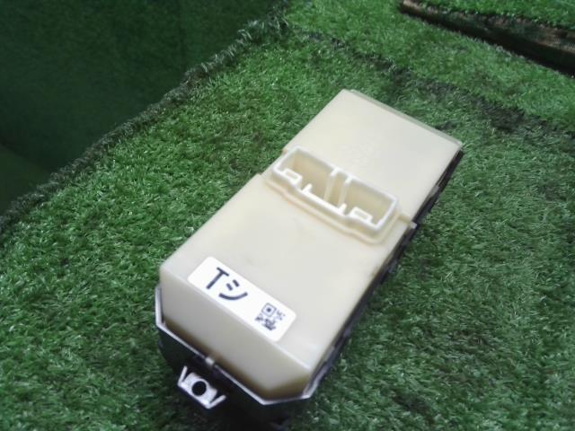 【中古】タント 6BA-LA660S パワーウインドウ PWスイッチ 84820-B2530 自社品番250102 B82