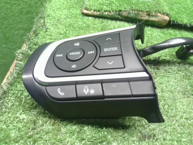 【中古】タント 6BA-LA660S ステアリング ハンドルスイッチ 84250-B2250-C2 自社品番250102 B82