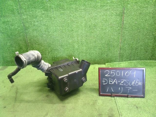 ハリアー DBA-ZSU65W エアクリーナー　 17700-37241 自社品番250109